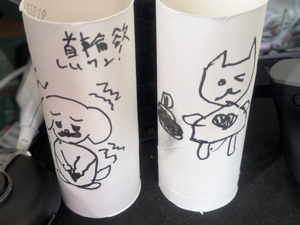 6歳の孫娘がトイレットペーパーの芯に描いたワンちゃんと猫ちゃん